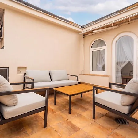 2-story 3br - Top-floor Rooftop Terrace & Stunning Views - Historic Center Boekarest