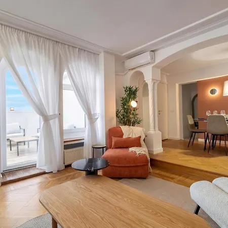 2-story 3br - Top-floor Rooftop Terrace & Stunning Views - Historic Center * Boekarest