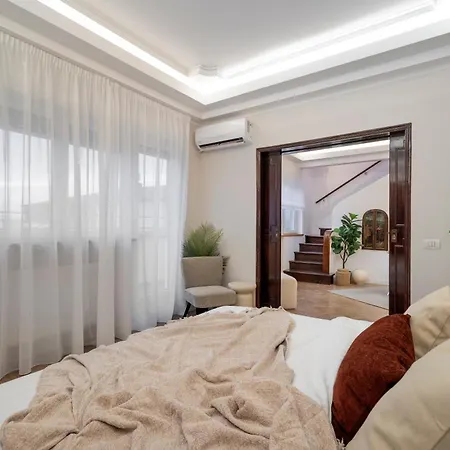 2-story 3br - Top-floor Rooftop Terrace & Stunning Views - Historic Center Boekarest