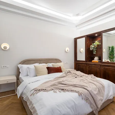 2-story 3br - Top-floor Rooftop Terrace & Stunning Views - Historic Center * Boekarest