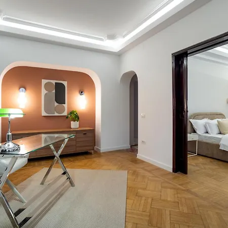 2-story 3br - Top-floor Rooftop Terrace & Stunning Views - Historic Center * Boekarest