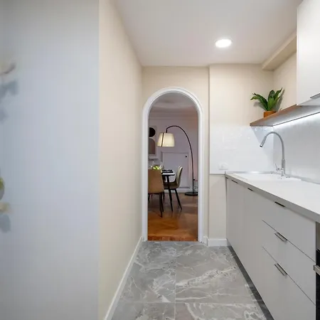 2-story 3br - Top-floor Rooftop Terrace & Stunning Views - Historic Center Boekarest
