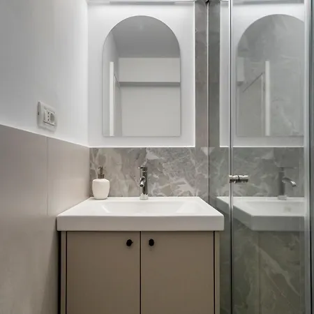 2-story 3br - Top-floor Rooftop Terrace & Stunning Views - Historic Center Boekarest